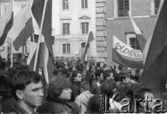 1-3.05.1982, Warszawa, Polska.
Demonstracja niezależna na placu Zamkowym. Na zdjęciu: manifestanci z flagami, w tle widać milicjantów.
Fot. Maciej Czarnocki, zbiory Ośrodka KARTA