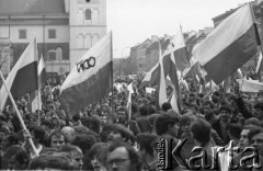 1-3.05.1982, Warszawa, Polska.
Demonstracja niezależna na placu Zamkowym. Na zdjęciu: manifestanci z flagami.
Fot. Maciej Czarnocki, zbiory Ośrodka KARTA