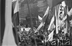 1-3.05.1982, Warszawa, Polska.
Demonstracja niezależna na placu Zamkowym. Na zdjęciu: manifestanci z flagami, za nimi samochód milicji.
Fot. Maciej Czarnocki, zbiory Ośrodka KARTA