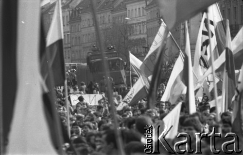 1-3.05.1982, Warszawa, Polska.
Demonstracja niezależna na placu Zamkowym. Na zdjęciu: manifestanci z flagami, za nimi samochód milicji.
Fot. Maciej Czarnocki, zbiory Ośrodka KARTA