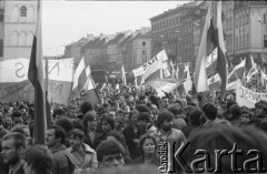 1-3.05.1982, Warszawa, Polska.
Demonstracja niezależna na placu Zamkowym. Na zdjęciu: manifestanci z flagami.
Fot. Maciej Czarnocki, zbiory Ośrodka KARTA