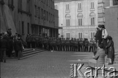 1-3.05.1982, Warszawa, Polska.
Demonstracja niezależna na placu Zamkowym. Na zdjęciu: oddział milicji, na pierwszym planie manifestanci.
Fot. Maciej Czarnocki, zbiory Ośrodka KARTA