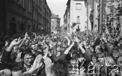 1.05.1982, Warszawa, Polska.
Demonstracja niezależna na Starym Mieście. Na zdjęciu: manifestanci pod katedrą św. Jana. 
Fot. Maciej Czarnocki, zbiory Ośrodka KARTA