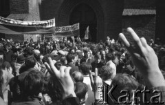 1.05.1982, Warszawa, Polska.
Demonstracja niezależna na Starym Mieście. Na zdjęciu: manifestanci pod katedrą św. Jana. 
Fot. Maciej Czarnocki, zbiory Ośrodka KARTA