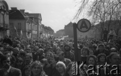 1.05.1982, Warszawa, Polska.
Demonstracja niezależna na Starym Mieście. Na zdjęciu: manifestanci na Starówce, przy przystanku autobusowym.
Fot. Maciej Czarnocki, zbiory Ośrodka KARTA