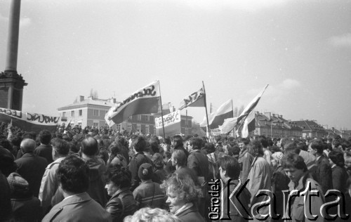 1-3.05.1982, Warszawa, Polska.
Demonstracja niezależna na placu Zamkowym. Na zdjęciu: manifestanci, w tle widać fragment kolumny Zygmunta.
Fot. Maciej Czarnocki, zbiory Ośrodka KARTA