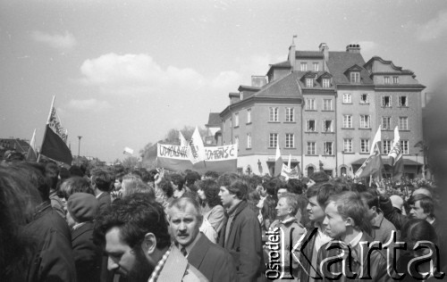 1-3.05.1982, Warszawa, Polska.
Demonstracja niezależna na placu Zamkowym. Na zdjęciu: manifestanci.
Fot. Maciej Czarnocki, zbiory Ośrodka KARTA