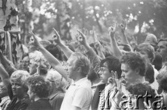 1.08.1982, Warszawa, Polska
Uroczystości w Dolince Katyńskiej na Cmentarzu Powązkowskim w rocznicę wybuchu Powstania Warszawskiego. Na zdjęciu uczestnicy uroczystości.
Fot. Maciej Czarnocki, zbiory Ośrodka KARTA.