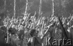 1.08.1982, Warszawa, Polska
Uroczystości w Dolince Katyńskiej na Cmentarzu Powązkowskim w rocznicę wybuchu Powstania Warszawskiego. Na zdjęciu uczestnicy uroczystości.
Fot. Maciej Czarnocki, zbiory Ośrodka KARTA.