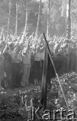 1.08.1982, Warszawa, Polska
Uroczystości w Dolince Katyńskiej na Cmentarzu Powązkowskim w rocznicę wybuchu Powstania Warszawskiego. Na zdjęciu uczestnicy uroczystości, na pierwszym planie czarna flaga.
Fot. Maciej Czarnocki, zbiory Ośrodka KARTA.