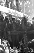 1.08.1982, Warszawa, Polska
Uroczystości w Dolince Katyńskiej na Cmentarzu Powązkowskim w rocznicę wybuchu Powstania Warszawskiego. Na zdjęciu ludzie zgromadzeni wokół krzyża.
Fot. Maciej Czarnocki, zbiory Ośrodka KARTA.