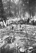 1.08.1982, Warszawa, Polska
Uroczystości w Dolince Katyńskiej na Cmentarzu Powązkowskim w rocznicę wybuchu Powstania Warszawskiego. Na zdjęciu ludzie zgromadzeni wokół symbolicznego grobu ofiar zbrodni katyńskiej.
Fot. Maciej Czarnocki, zbiory Ośrodka KARTA.