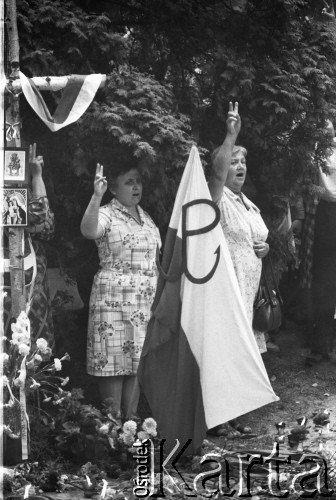 1.08.1982, Warszawa, Polska
Uroczystości w Dolince Katyńskiej na Cmentarzu Powązkowskim w rocznicę wybuchu Powstania Warszawskiego. Na zdjęciu uczestniczki uroczystości.
Fot. Maciej Czarnocki, zbiory Ośrodka KARTA.