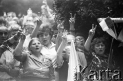 1.08.1982, Warszawa, Polska
Uroczystości w Dolince Katyńskiej na Cmentarzu Powązkowskim w rocznicę wybuchu Powstania Warszawskiego. Na zdjęciu uczestnicy uroczystości.
Fot. Maciej Czarnocki, zbiory Ośrodka KARTA.