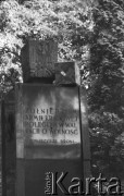 1.08.1982, Warszawa, Polska
Uroczystości w Dolince Katyńskiej na Cmentarzu Powązkowskim w rocznicę wybuchu Powstania Warszawskiego. Na zdjęciu pomnik z napisem: „Żołnierzom Armii Krajowej poległym w walkach o wolność”.
Fot. Maciej Czarnocki, zbiory Ośrodka KARTA.