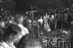 1.08.1982, Warszawa, Polska
Uroczystości w Dolince Katyńskiej na Cmentarzu Powązkowskim w rocznicę wybuchu Powstania Warszawskiego. Na zdjęciu ludzie zgromadzeni wokół krzyża.
Fot. Maciej Czarnocki, zbiory Ośrodka KARTA.