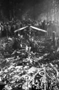1.08.1982, Warszawa, Polska
Uroczystości w Dolince Katyńskiej na Cmentarzu Powązkowskim w rocznicę wybuchu Powstania Warszawskiego. Na zdjęciu ludzie zgromadzeni wokół krzyża.
Fot. Maciej Czarnocki, zbiory Ośrodka KARTA.