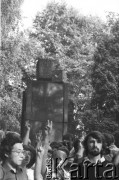 1.08.1982, Warszawa, Polska
Uroczystości w Dolince Katyńskiej na Cmentarzu Powązkowskim w rocznicę wybuchu Powstania Warszawskiego. Na zdjęciu ludzie zgromadzeni wokół pomnika z napisem: „Żołnierzom Armii Krajowej poległym w walkach o wolność”.
Fot. Maciej Czarnocki, zbiory Ośrodka KARTA.