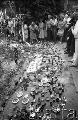 1.08.1982, Warszawa, Polska
Uroczystości w Dolince Katyńskiej na Cmentarzu Powązkowskim w rocznicę wybuchu Powstania Warszawskiego. Na zdjęciu ludzie zgromadzeni wokół symbolicznego grobu ofiar Katynia.
Fot. Maciej Czarnocki, zbiory Ośrodka KARTA.