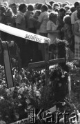 1.08.1982, Warszawa, Polska
Uroczystości w Dolince Katyńskiej na Cmentarzu Powązkowskim w rocznicę wybuchu Powstania Warszawskiego. Na zdjęciu ludzie zgromadzeni wokół krzyża.
Fot. Maciej Czarnocki, zbiory Ośrodka KARTA.