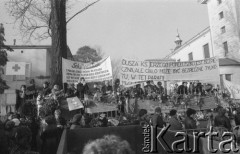 3.11.1984, Warszawa, Polska.
Pogrzeb księdza Jerzego Popiełuszki zamordowanego przez funkcjonariuszy Służby Bezpieczeństwa. Uroczystość odbyła się w kościele Świętego Stanisława Kostki na Żoliborzu, zgromadziła tysiące ludzi. Na zdjęciu tłum pod kościołem, nad nim transparenty z napisami: „Z pokorą teraz padam na kolana, abym wstał silnym Boga robotnikiem, gdy wstanę głos będzie głosem Pana, mój krzyk Ojczyzny całej będzie krzykiem” oraz „Dusza ks. Jerzego Popiełuszki jest bezpieczna, ale ciało może być bezpieczne tylko tu, w tej parafii”.
Fot. Maciej Czarnocki, zbiory Ośrodka KARTA.