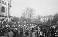 3.11.1984, Warszawa, Polska.
Pogrzeb księdza Jerzego Popiełuszki zamordowanego przez funkcjonariuszy Służby Bezpieczeństwa. Uroczystość odbyła się w kościele Świętego Stanisława Kostki na Żoliborzu, zgromadziła tysiące ludzi. Na zdjęciu tłum pod kościołem.
Fot. Maciej Czarnocki, zbiory Ośrodka KARTA.