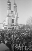 3.11.1984, Warszawa, Polska.
Pogrzeb księdza Jerzego Popiełuszki zamordowanego przez funkcjonariuszy Służby Bezpieczeństwa. Uroczystość odbyła się w kościele Świętego Stanisława Kostki na Żoliborzu, zgromadziła tysiące ludzi. Na zdjęciu tłum pod kościołem.
Fot. Maciej Czarnocki, zbiory Ośrodka KARTA.