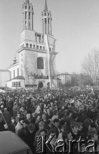 3.11.1984, Warszawa, Polska.
Pogrzeb księdza Jerzego Popiełuszki zamordowanego przez funkcjonariuszy Służby Bezpieczeństwa. Uroczystość odbyła się w kościele Świętego Stanisława Kostki na Żoliborzu, zgromadziła tysiące ludzi. Na zdjęciu tłum pod kościołem.
Fot. Maciej Czarnocki, zbiory Ośrodka KARTA.