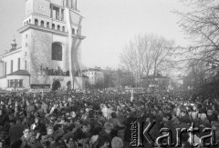 3.11.1984, Warszawa, Polska.
Pogrzeb księdza Jerzego Popiełuszki zamordowanego przez funkcjonariuszy Służby Bezpieczeństwa. Uroczystość odbyła się w kościele Świętego Stanisława Kostki na Żoliborzu, zgromadziła tysiące ludzi. Na zdjęciu tłum pod kościołem.
Fot. Maciej Czarnocki, zbiory Ośrodka KARTA.