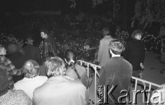 3.11.1984, Warszawa, Polska.
Pogrzeb księdza Jerzego Popiełuszki zamordowanego przez funkcjonariuszy Służby Bezpieczeństwa. Uroczystość odbyła się w kościele Świętego Stanisława Kostki na Żoliborzu, zgromadziła tysiące ludzi. Na zdjęciu ludzie zgromadzeni przy kościele. W głębi widać wieńce.
Fot. Maciej Czarnocki, zbiory Ośrodka KARTA.