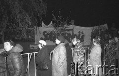 3.11.1984, Warszawa, Polska.
Pogrzeb księdza Jerzego Popiełuszki zamordowanego przez funkcjonariuszy Służby Bezpieczeństwa. Uroczystość odbyła się w kościele Świętego Stanisława Kostki na Żoliborzu, zgromadziła tysiące ludzi. Na zdjęciu ludzie zgromadzeni przy kościele. W głębi widać transparent z napisem: 