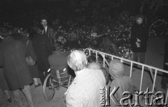 3.11.1984, Warszawa, Polska.
Pogrzeb księdza Jerzego Popiełuszki zamordowanego przez funkcjonariuszy Służby Bezpieczeństwa. Uroczystość odbyła się w kościele Świętego Stanisława Kostki na Żoliborzu, zgromadziła tysiące ludzi. Na zdjęciu ludzie zgromadzeni przy kościele. W głębi widać wieńce.
Fot. Maciej Czarnocki, zbiory Ośrodka KARTA.