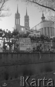 3.11.1984, Warszawa, Polska.
Pogrzeb księdza Jerzego Popiełuszki zamordowanego przez funkcjonariuszy Służby Bezpieczeństwa. Uroczystość odbyła się w kościele Świętego Stanisława Kostki na Żoliborzu, zgromadziła tysiące ludzi. Na zdjęciu kościół i jego ogrodzenie, na którym zawieszono kwiaty i transparenty z napisem: 