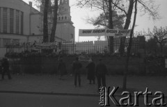 3.11.1984, Warszawa, Polska.
Pogrzeb księdza Jerzego Popiełuszki zamordowanego przez funkcjonariuszy Służby Bezpieczeństwa. Uroczystość odbyła się w kościele Świętego Stanisława Kostki na Żoliborzu, zgromadziła tysiące ludzi. Na zdjęciu  ludzie przed ogrodzeniem kościoła, na którym zawieszono kwiaty i transparenty z napisami: „Wierni ideałom księdza Jerzego. Plastycy”, „Nieśmiertelny duszpasterzu jesteśmy umocnieni i zjednoczeni. Solidarność Małopolska”. 
Fot. Maciej Czarnocki, zbiory Ośrodka KARTA.