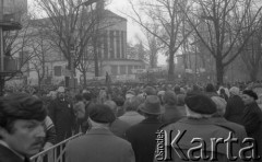 3.11.1984, Warszawa, Polska.
Pogrzeb księdza Jerzego Popiełuszki zamordowanego przez funkcjonariuszy Służby Bezpieczeństwa. Uroczystość odbyła się w kościele Świętego Stanisława Kostki na Żoliborzu, zgromadziła tysiące ludzi. Na zdjęciu ludzie zgromadzeni przy kościele. 
Fot. Maciej Czarnocki, zbiory Ośrodka KARTA.