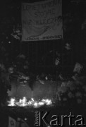 3.11.1984, Warszawa, Polska.
Pogrzeb księdza Jerzego Popiełuszki zamordowanego przez funkcjonariuszy Służby Bezpieczeństwa. Uroczystość odbyła się w kościele Świętego Stanisława Kostki na Żoliborzu, zgromadziła tysiące ludzi. Na zdjęciu  ogrodzenie kościoła, na którym zawieszono kwiaty i transparent z napisem: 