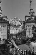 5.05.1988, Warszawa, Polska
Jednodniowy strajk okupacyjny na Uniwersytecie Warszawskim. Na zdjęciu studenci przed bramą uniwersytecką, na której zawieszono transparenty m.in. z napisami: „Uniwersytet Warszawski im. Józefa Piłsudskiego”, „Uniwersytet z robotnikami”.
Fot. Maciej Czarnocki, zbiory Ośrodka KARTA