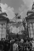 5.05.1988, Warszawa, Polska
Jednodniowy strajk okupacyjny na Uniwersytecie Warszawskim. Na zdjęciu studenci przed bramą uniwersytecką, na której zawieszono transparenty m.in. z napisami: „Uniwersytet Warszawski im. Józefa Piłsudskiego”, „Uniwersytet z robotnikami”.
Fot. Maciej Czarnocki, zbiory Ośrodka KARTA