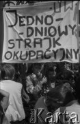 5.05.1988, Warszawa, Polska
Jednodniowy strajk okupacyjny na Uniwersytecie Warszawskim. Na zdjęciu studenci przed bramą uniwersytecką, na której zawieszono transparent z napisem: „Jednodniowy strajk okupacyjny”.
Fot. Maciej Czarnocki, zbiory Ośrodka KARTA