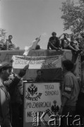 5.05.1988, Warszawa, Polska
Jednodniowy strajk okupacyjny na Uniwersytecie Warszawskim. Na zdjęciu studenci przed bramą uniwersytecką, na której zawieszono transparenty m.in. z napisami: „Skończyć z pałowaniem, zacząć reformę. Solidarność”, „Tego spadku po zaborach nie chcemy”.
Fot. Maciej Czarnocki, zbiory Ośrodka KARTA