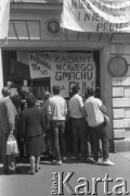 5.05.1988, Warszawa, Polska
Jednodniowy strajk okupacyjny na Uniwersytecie Warszawskim. Na zdjęciu studenci budynkiem uniwersyteckim, na którym zawieszono transparent z napisem: „Żądamy nowego gmachu BUW”.
Fot. Maciej Czarnocki, zbiory Ośrodka KARTA
