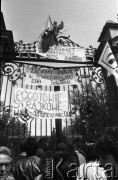 5.05.1988, Warszawa, Polska
Jednodniowy strajk okupacyjny na Uniwersytecie Warszawskim. Na zdjęciu studenci przed bramą uniwersytecką, na której zawieszono transparenty m.in. z napisami: „Uniwersytet Warszawski im. Józefa Piłsudskiego”, „Uniwersytet z robotnikami”, 