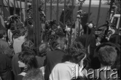 5.05.1988, Warszawa, Polska
Jednodniowy strajk okupacyjny na Uniwersytecie Warszawskim. Na zdjęciu studenci przed bramą uniwersytecką.
Fot. Maciej Czarnocki, zbiory Ośrodka KARTA