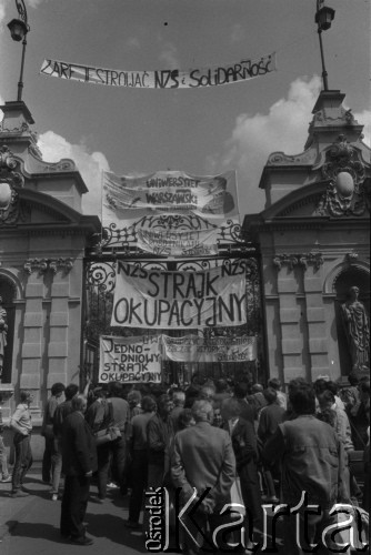 5.05.1988, Warszawa, Polska
Jednodniowy strajk okupacyjny na Uniwersytecie Warszawskim. Na zdjęciu studenci przed bramą uniwersytecką, na której zawieszono transparenty m.in. z napisami: 