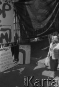 5.05.1988, Warszawa, Polska
Jednodniowy strajk okupacyjny na Uniwersytecie Warszawskim. Na zdjęciu kobieta przechodzi obok UW, gdzie ustawiono tablicę z napisami: „Zabrania się wyprowadzania psów na teren Akademii”, „Każdy idzie w swoją stronę”.
Fot. Maciej Czarnocki, zbiory Ośrodka KARTA