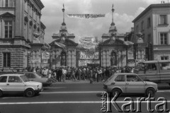 5.05.1988, Warszawa, Polska
Jednodniowy strajk okupacyjny na Uniwersytecie Warszawskim. Na zdjęciu studenci przed bramą uniwersytecką, na której zawieszono transparenty m.in. z napisami: 