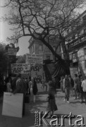 5.05.1988, Warszawa, Polska
Jednodniowy strajk okupacyjny na Uniwersytecie Warszawskim. Na zdjęciu studenci na terenie uniwersytetu, w tle widać transparenty, m.in. z napisami: „Nikt nie zwalcza wolności, zwalcza co najwyżej wolność innych. Karol Marks”, „Studenci ASP z Wami”.
Fot. Maciej Czarnocki, zbiory Ośrodka KARTA