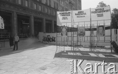 przed 4.06.1989, Warszawa, Polska.
Kampania wyborcza prowadzona przez Warszawski Komitet Obywatelski Solidarność. Na Placu Konstytucji ustawiono konstrukcje, na których zawieszono informacje o kandydatach na senatorów m.in. dotyczące Władysława Findeisena, Anny Radziwiłł i Witolda Trzeciakowskiego.
Fot. Maciej Czarnocki, zbiory Ośrodka KARTA.