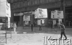 przed 4.06.1989, Warszawa, Polska.
Kampania wyborcza prowadzona przez Warszawski Komitet Obywatelski Solidarność. Na Placu Konstytucji ustawiono konstrukcje, na których zawieszono informacje o kandydatach na posłów, m.in. dotyczące Janusza Bylińskiego, Jacka Kuronia i Andrzeja Łapickiego.
Fot. Maciej Czarnocki, zbiory Ośrodka KARTA.
