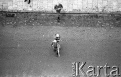 Lata 80-te, Warszawa, Polska
Grupa milicjantów.
Fot. Maciej Czarnocki, zbiory Ośrodka KARTA